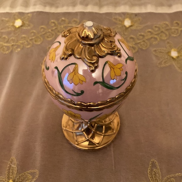 TFM Franklin Mint Faberge Porcelain Musical Egg Narcissus Crafted in Thailand - Picture 2 of 6